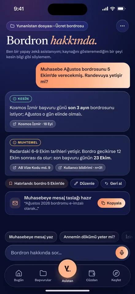 Asistan ekranı: cevaplar Kesin ve Muhtemel etiketleriyle, her birinin altında kaynak.